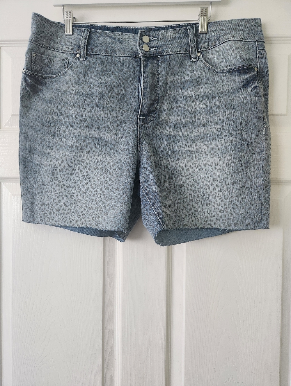 7Seven Jeans Light Blue Leopard Print Jean Shorts - Women's 18